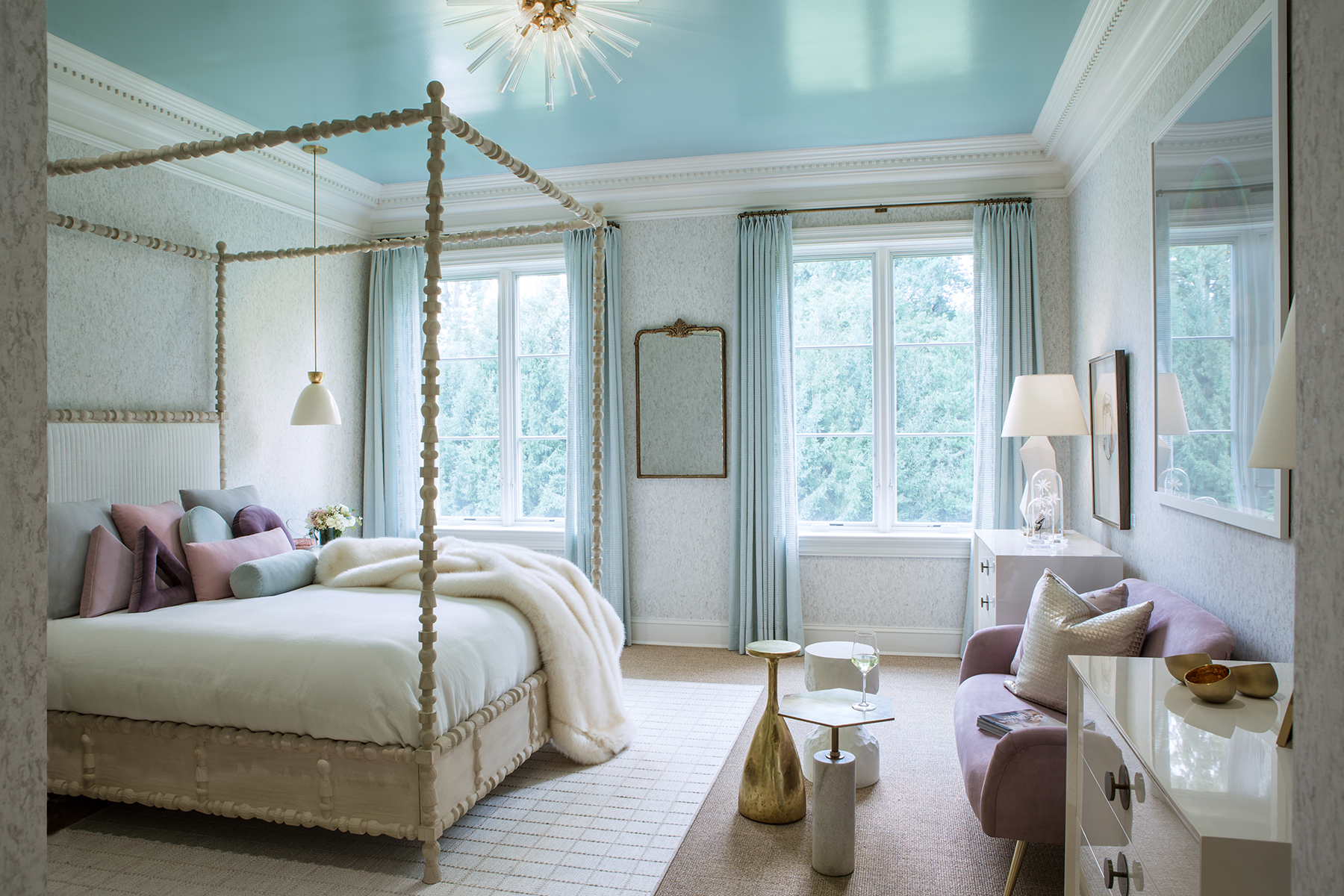 Blue lacquered ceiling in bedroom reflects light